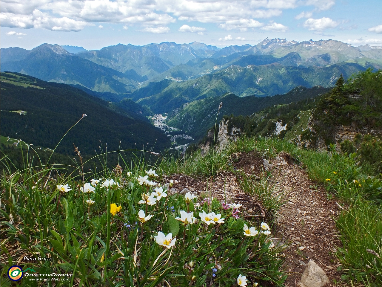 52 con vista a picco sulla vallata di Piazzatorre....JPG